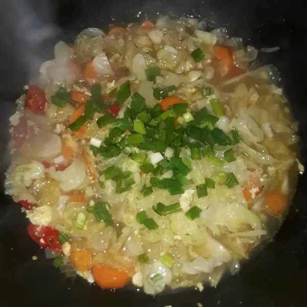 Tambahkan daun bawang, aduk sebentar sampai layu. Angkat lalu sajikan.