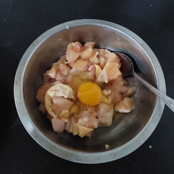 Siapkan daging ayam tanpa tulang,potong-potong kecil-kecil,tambahkan sedikit garam merica bubuk dan 1 butir telur, aduk hingga rata dan diamkan selama 20 menit