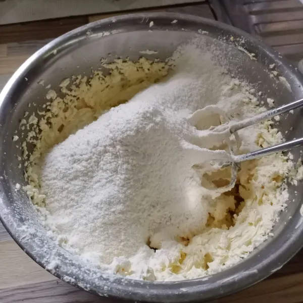 Kemudian masukkan tepung terigu dengan cara diayak.