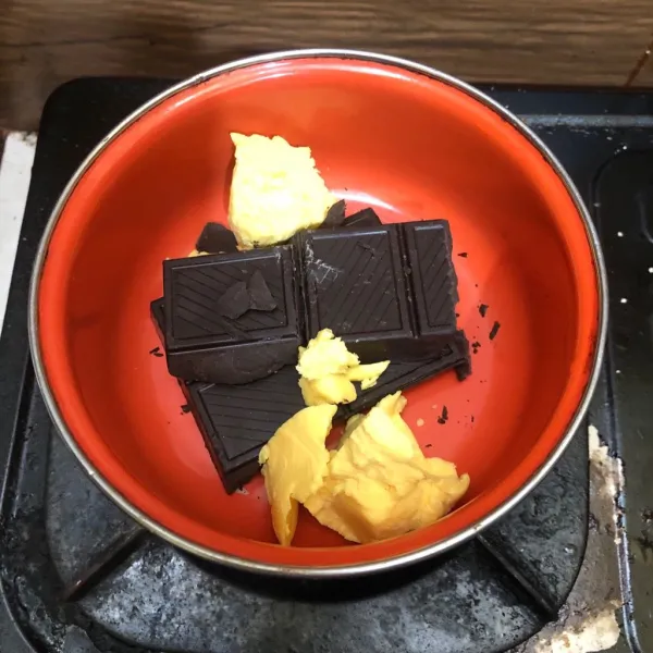 Lelehkan dark cooking chocolate atau cokelat batang dan margarin dengan teknik double boiler.