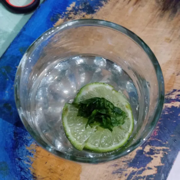 Tuang simple sirup.