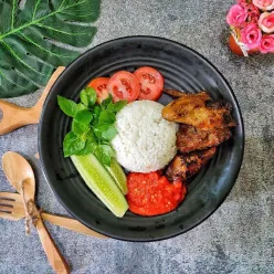 Nasi Lalapan Ayam Bakar