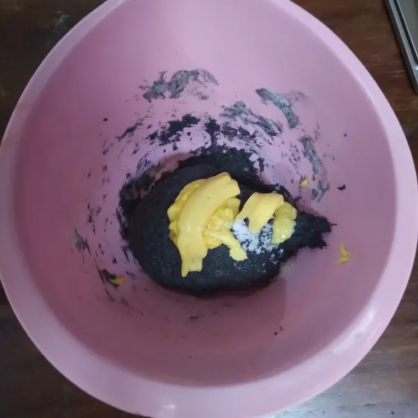 Masukkan margarin dan garam, lanjut mikser hingga kalis elastis.