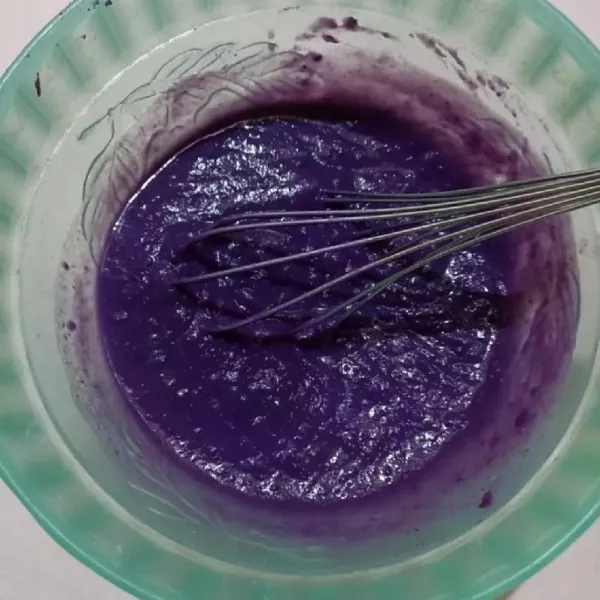 Haluskan ubi ungu, gula, garam, vanili dan santan. Bisa pakai blender.