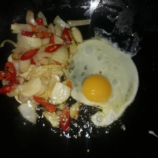 Sisihkan tumisan bumbu di tepi wajan, masukkan telur lalu buat telur orak-arik.