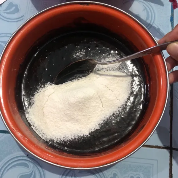 Masukkan tepung terigu, baking powder, garam dengan mengayaknya ke dalam adonan pada langkah 4.