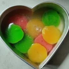 Siram kembali dengan sisa puding kaca, biarkan hingga set lalu masukkan kulkas. Diamkan selama 1 jam.