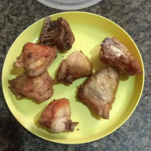 Cuci bersih ayam. Rebus ayam selama 10 menit. Kemudian panaskan minyak, lalu goreng sampai kecoklatan.