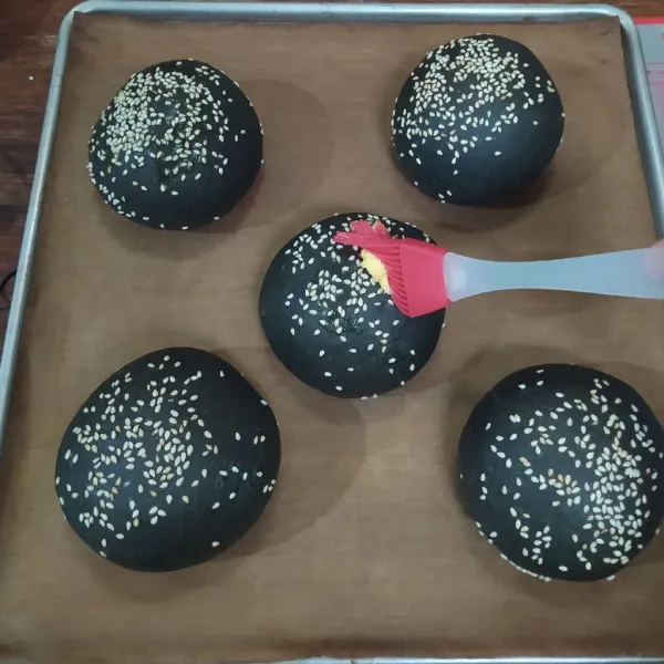 Setelah matang, olesi margarin.