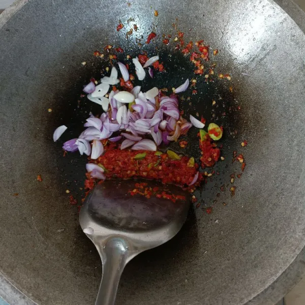 Masukkan bawang kemudian masak hingga layu.