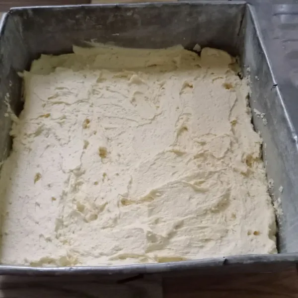 Masukkan ke dalam loyang yang sudah dialasi baking paper dan dioles margarin. Ratakan.