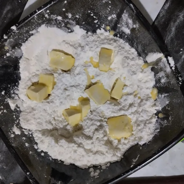 Gulingkan pada tepung kering, balur rata.