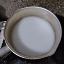 Tuang air, aduk rata lalu didihkan.