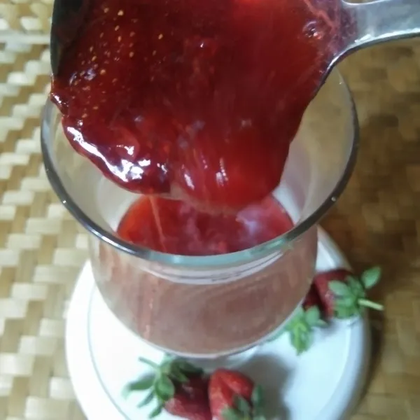Siapkan gelas saji, masukkan sirup strawberry sekitar 2-3 sdm atau sesuai selera.