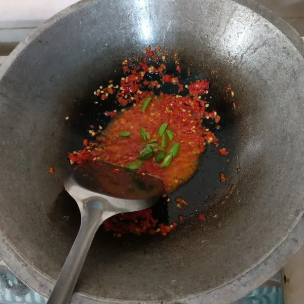 Tumis cabe sebentar, kemudian masukkan pete, garam, dan kaldu bubuk. Masak hingga wangi.