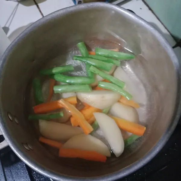Rebus wortel, buncis dan kentang. Bila sudah lunak, angkat. Untuk kentang, celupkan di adonan pelapis sisa yang kering dan basah kemudian goreng.