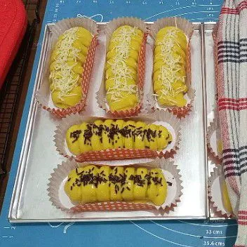 Oles dengan susu cair beri topping diatasnya