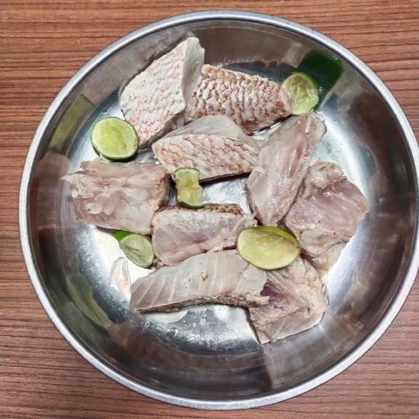 Cuci bersih ikan kakap½, taburi garam dan jeruk peras, biarkan selama 15 menit.