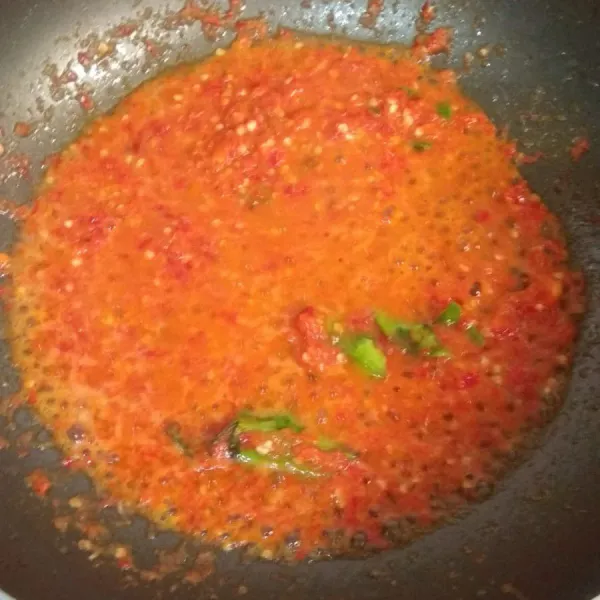 Panaskan minyak. Masukkan bumbu yang sudah dihaluskan & daun jeruk, tumis sampai matang serta harum.