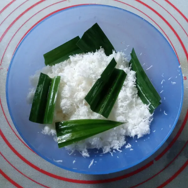 Aduk kelapa parut dengan garam. Tambahkan potongan daun pandan kemudian kukus selama 15 menit.