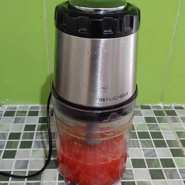 Strawberry Pudding : Blender strawberry bersama air hingga agak kasar