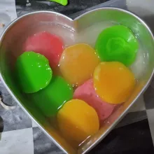 Tuang 1/3 bagian puding kaca kedalam cetakan love, tunggu 2 menit, lalu tata puding mawar diatasnya.
