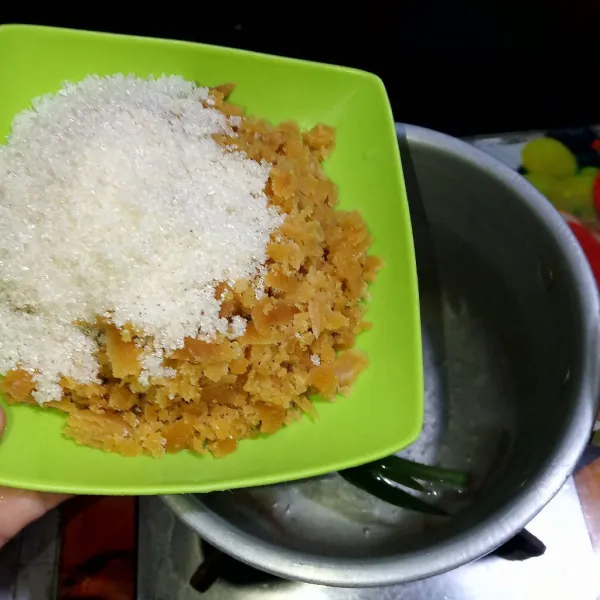 Membuat kuahnya, didihkan air dan daun pandan, lalu masukkan gula pasir dan gula merah...aduk rata