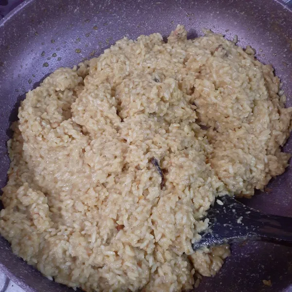 Masak hingga cairan terserap. Matikan kompor.