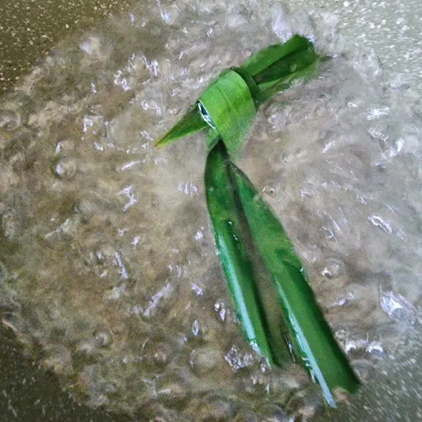 Campur air kelapa, gula, garam dan daun pandan dalam panci. Masak hingga semua bahan larut. Sisihkan, biarkan menghangat.