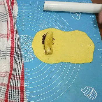Ambil 1 bagian pipihkan beri isian diatasnya
