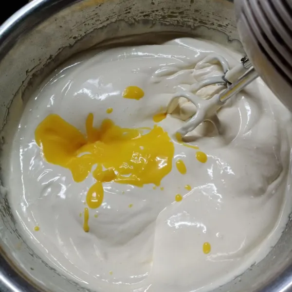 Masukkan margarin leleh, aduk balik sampai tercampur rata.