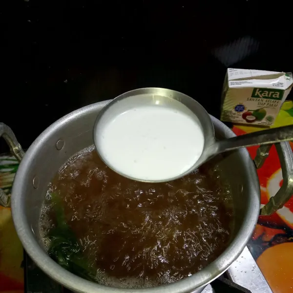 Setelah mendidih, masukkan santan...aduk merata...setelah mendidih kembali, matikan api dan sajikan bubur sumsum dengan disiram kuah gula merah 😉
