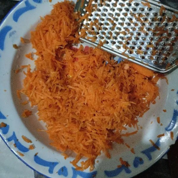 Cuci bersih wortel lalu serut menggunakan parutan keju.