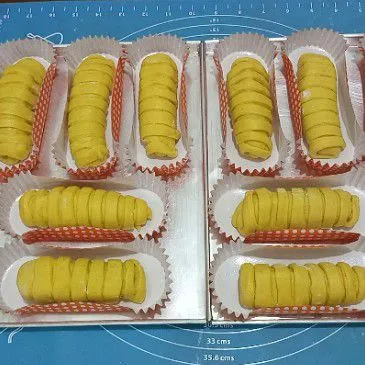 Lalu gulung letakkan di cup roti oval diamkan 45 menit tutup dengan serbet