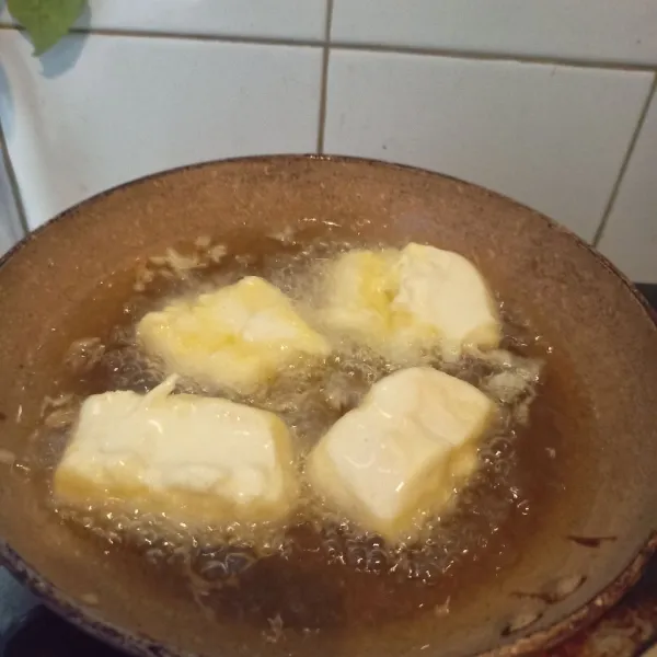Panaskan minyak, setelah minyak panas masukkan tape yang sudah terbalut adonan tepung, goreng hingga matang dan bewarna kuning keemasan. Angkat dan sajikan.