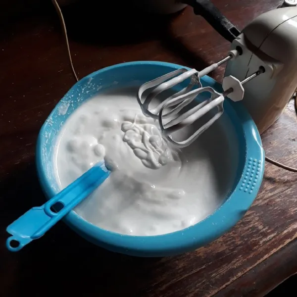 Masukkan tepung terigu, tepung maizena dan susu yang sudah diayak, mixer kecepatan rendah asal rata saja.