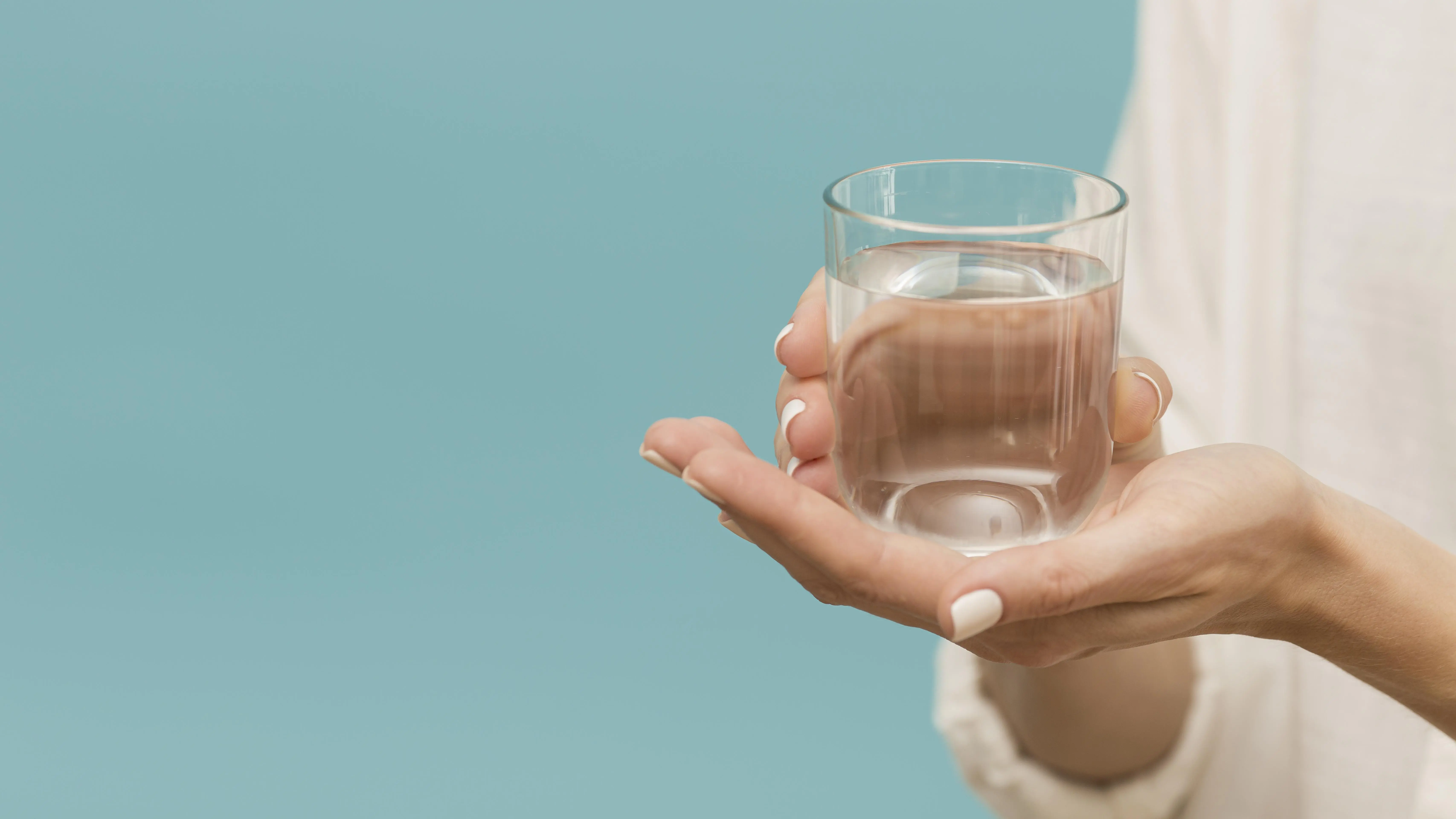 Harus Berapa Gelas Minum Air Putih Diminum Saat Puasa?