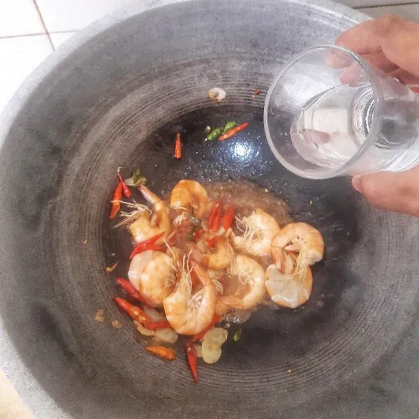 Tambahkan sedikit air, aduk semua udang dengan bumbu dan biarkan air sedikit menyusut, setalah matang sajikan.