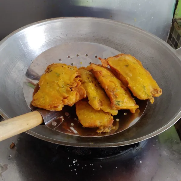 Setelah kuning kecoklatan, tiriskan