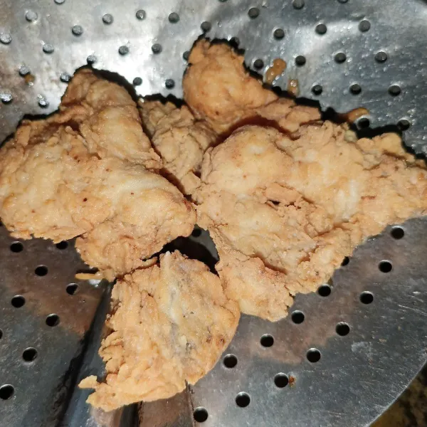 Angkat dan tiriskan ayam, ayam tepung bumbu jahe siap disajikan.