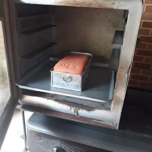 Panggang dalam oven yang sudah dipanaskan, gunakan api sedang hingga matang. 30 menit rak bawah dan 15 menit rak atas, sesuaikan dengan oven masing-masing. Keluarkan dari loyang selagi panas, potong setelah dingin.