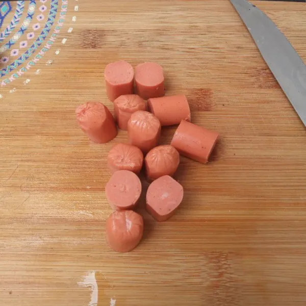 Potong jadi 4 bagian sosis, sisihkan.