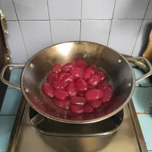 Setelah air mulai menyusut, kecilkan api. Masak hingga airnya mulai surut.
