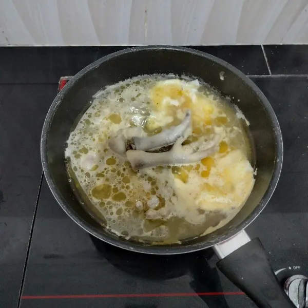 Kemudian masukkan telur, masak hingga matang. Lalu masukkan ceker, merica bubuk, kaldu bubuk, dan garam. Aduk rata.