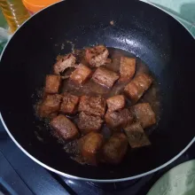 Masukkan tahu dan kecap manis. Masak hingga bumbu meresap.