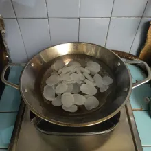 Masukkan kolang-kaling dan air dalam wajan.