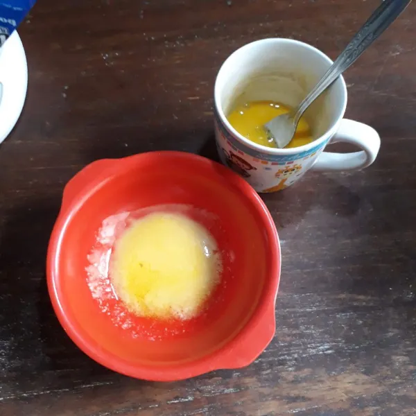 Lelehkan margarin dan kocok lepas telur dengan garpu.