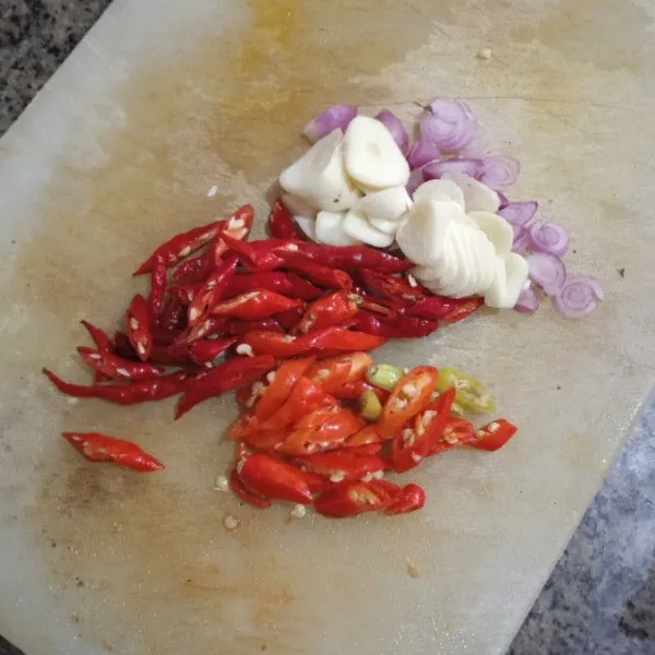 Iris cabe merah keriting, cabe rawit, bawang merah & bawang putih.