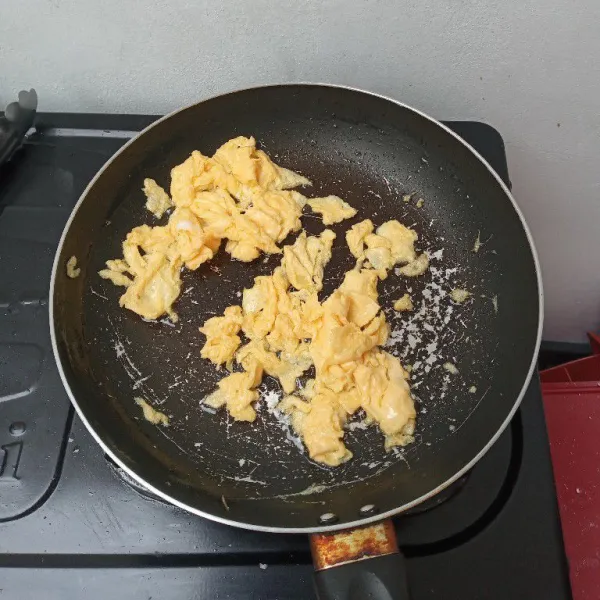 Kocok lepas telur lalu goreng dan masak orak-arik.