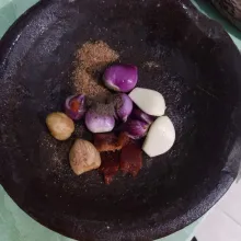 Haluskan bumbu-bumbu.